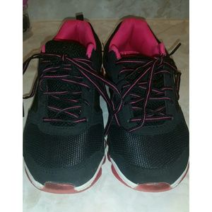 Like new size 7 memory foam athletic shoes